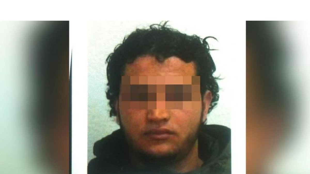 Fotografía de Anis A., el tunecino al que policía alemana busca como autor del ataque de Berlín.-