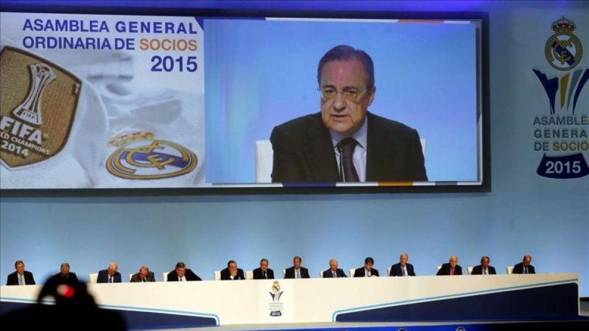Florentino Pérez y su directiva durante la asamblea de socios compromisarios del Madrid del 2015.-AGUSTIN CATALÁN