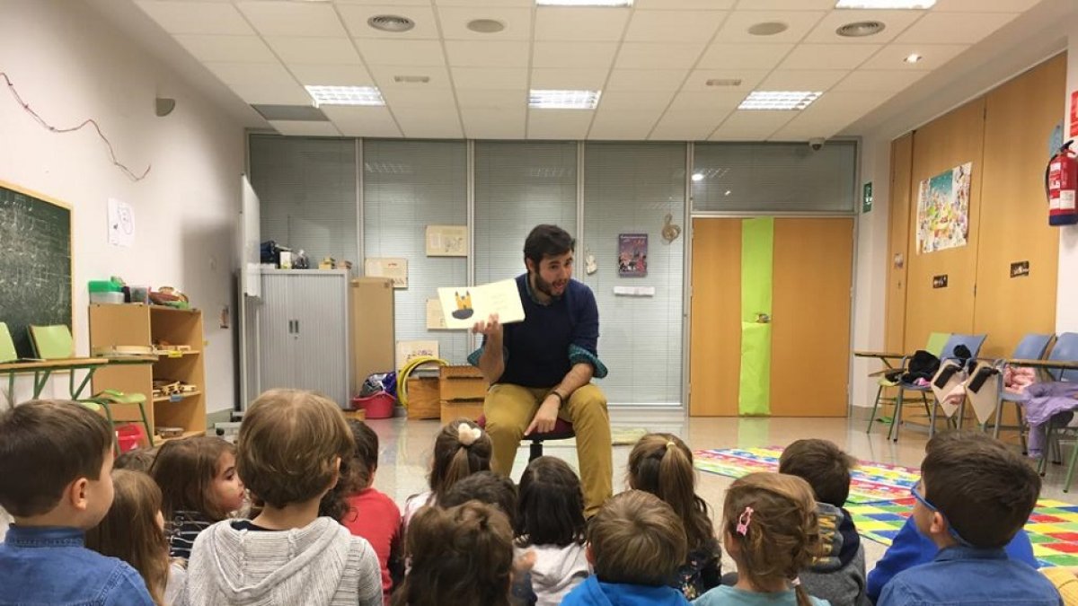 Sergio Nieto, junto a un grupo de alumnos de la Escuela de Música. E. M.