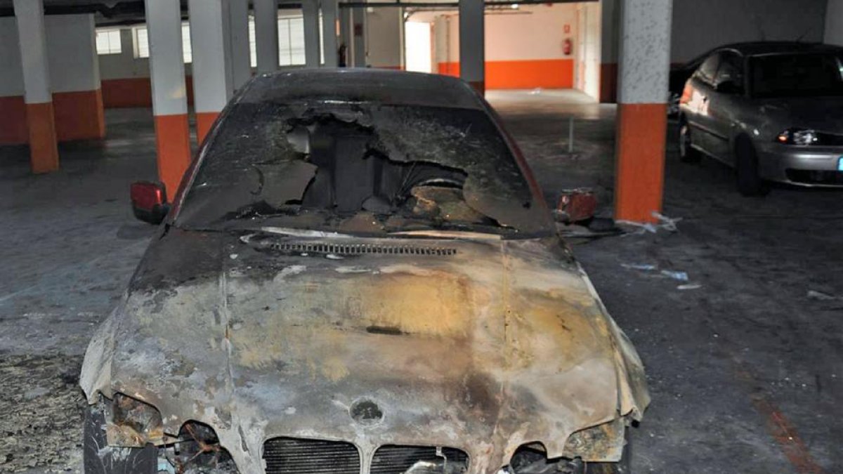 Vehículo incendiado.-ICAL