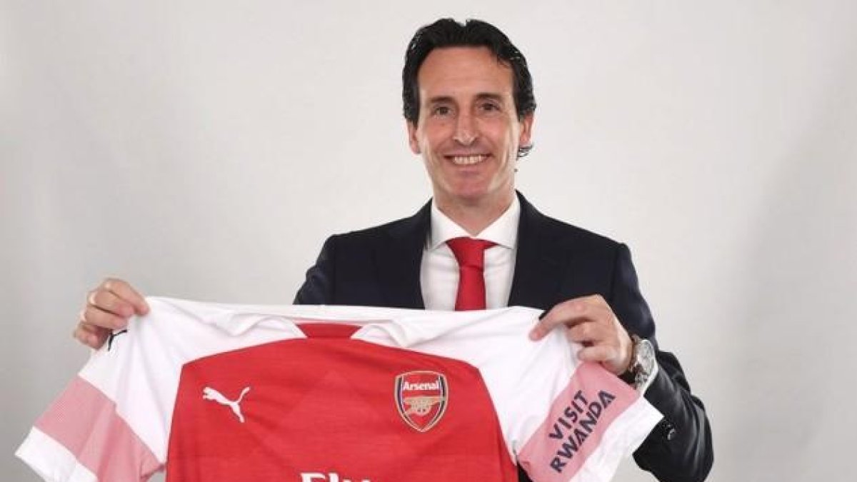 Unai Emery posa con la camiseta del Arsenal en el día de su presentación.-
