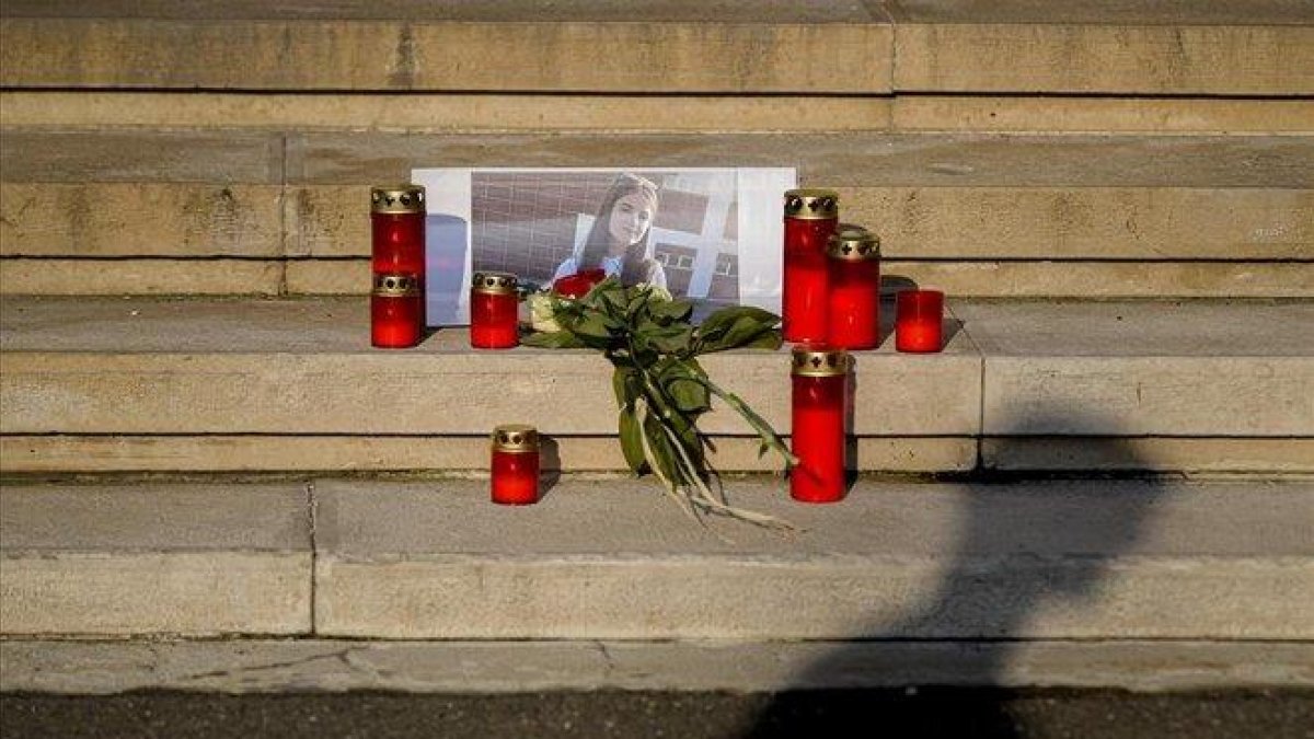 Velas frene al ministerio del Interior de Bucarest en señal de recuerdo de la joven asesinada.-ANDREA ALEXANDRU (AP)
