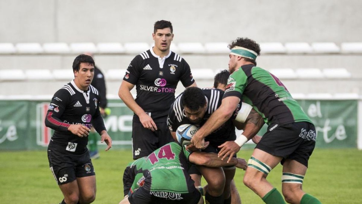 Mamea intenta evitar el placaje con el debutante Hansie Graaff obsevando la jugada al fondo. M-MIGUEL ÁNGEL SANTOS
