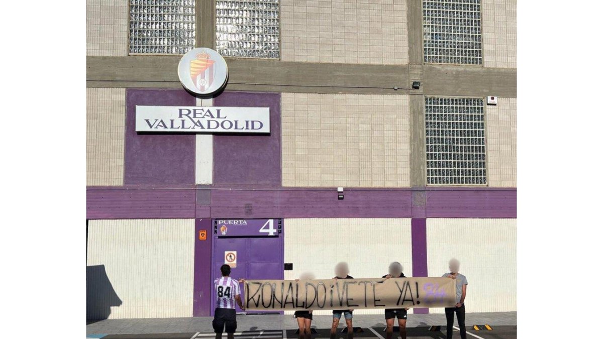 Integrantes de la Peña Valladolid 1984 con la pancarta en Zorrilla. / E. M.