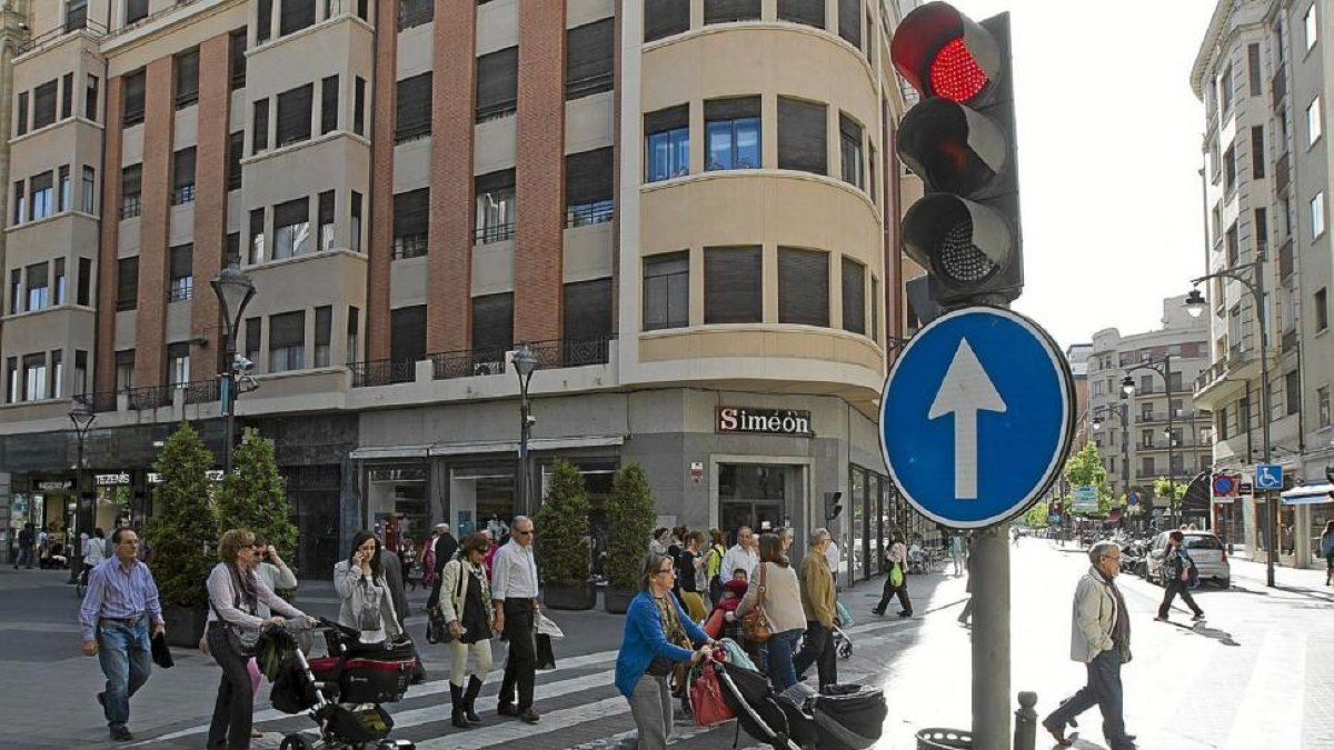 Varios peatones cruzan el paso de cebra de la calle Claudio Moyano.-J.M. LOSTAU