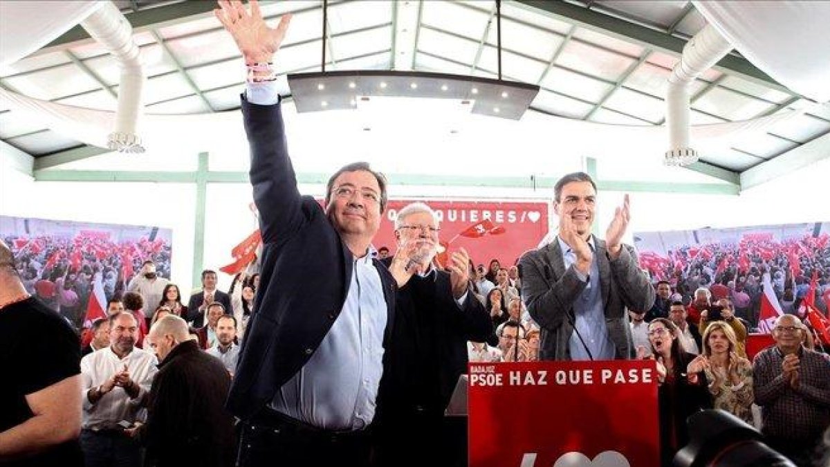 Pedro Sánchez, junto al presidente extremeño Guillermo Fernández Vara y el expresidente Juan Carlos Rodríguez Ibarra, el pasado 24 de abril durante un mitin en Badajoz.-EFE / JERO MORALES