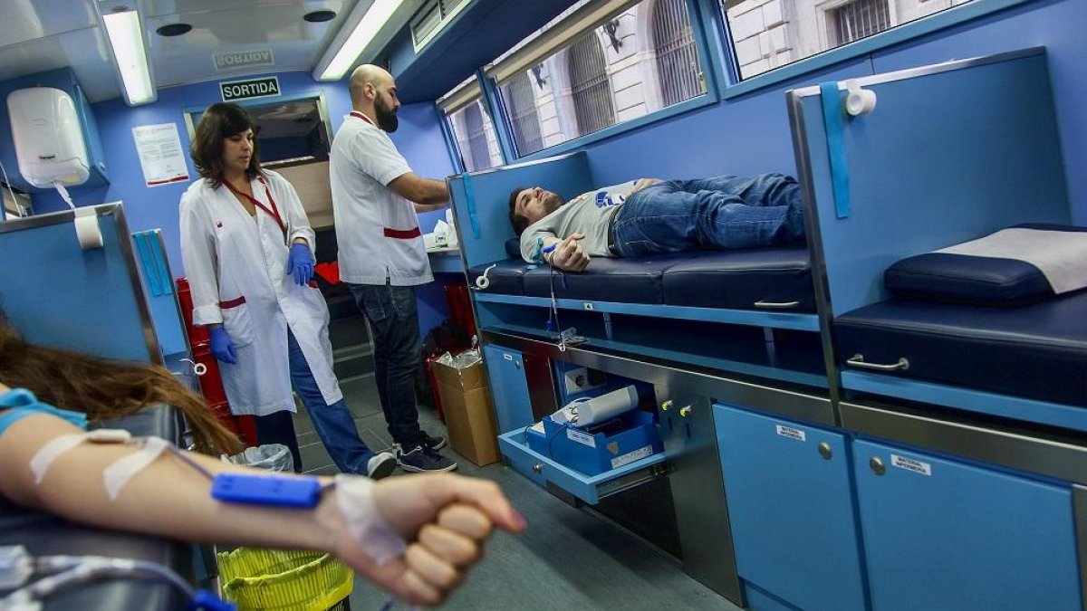 Varias personas donan sangre en un centro de hemonación.-EL MUNDO