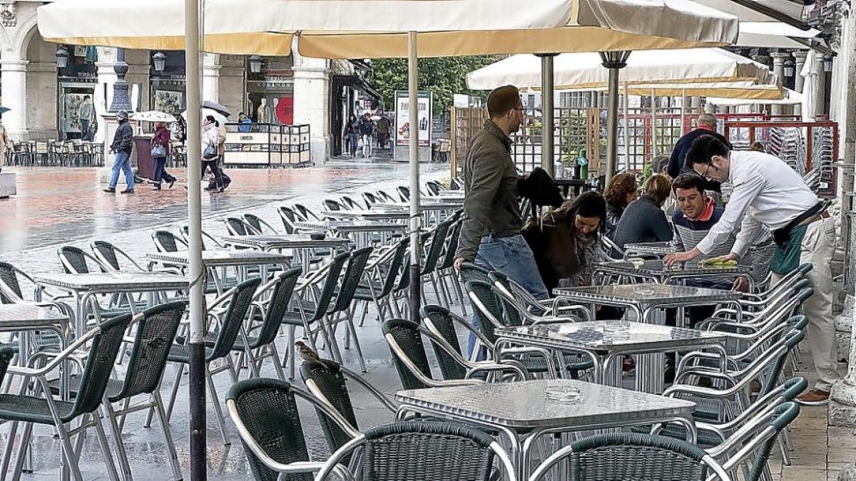 Una de las terrazas de la Plaza Mayor, al mediodía de este fin de semana.-PABLO REQUEJO / PHOTOGENIC