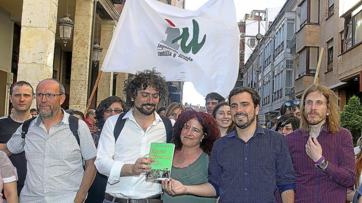 Alberto Garzón junto a Pablo Fernández, Rocío Blanco y José Sarrión.-ICAL