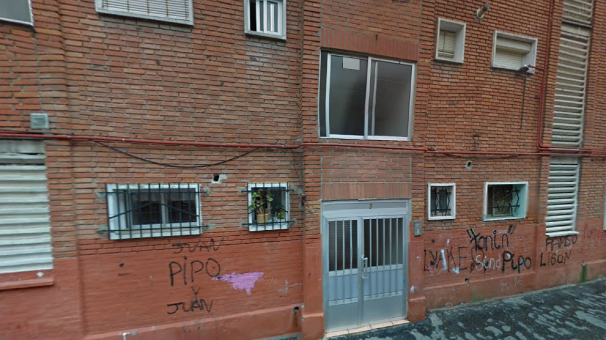 Vista exterior de un bajo en la calle Trabancos, a la venta por 14.400 euros.  G. M.