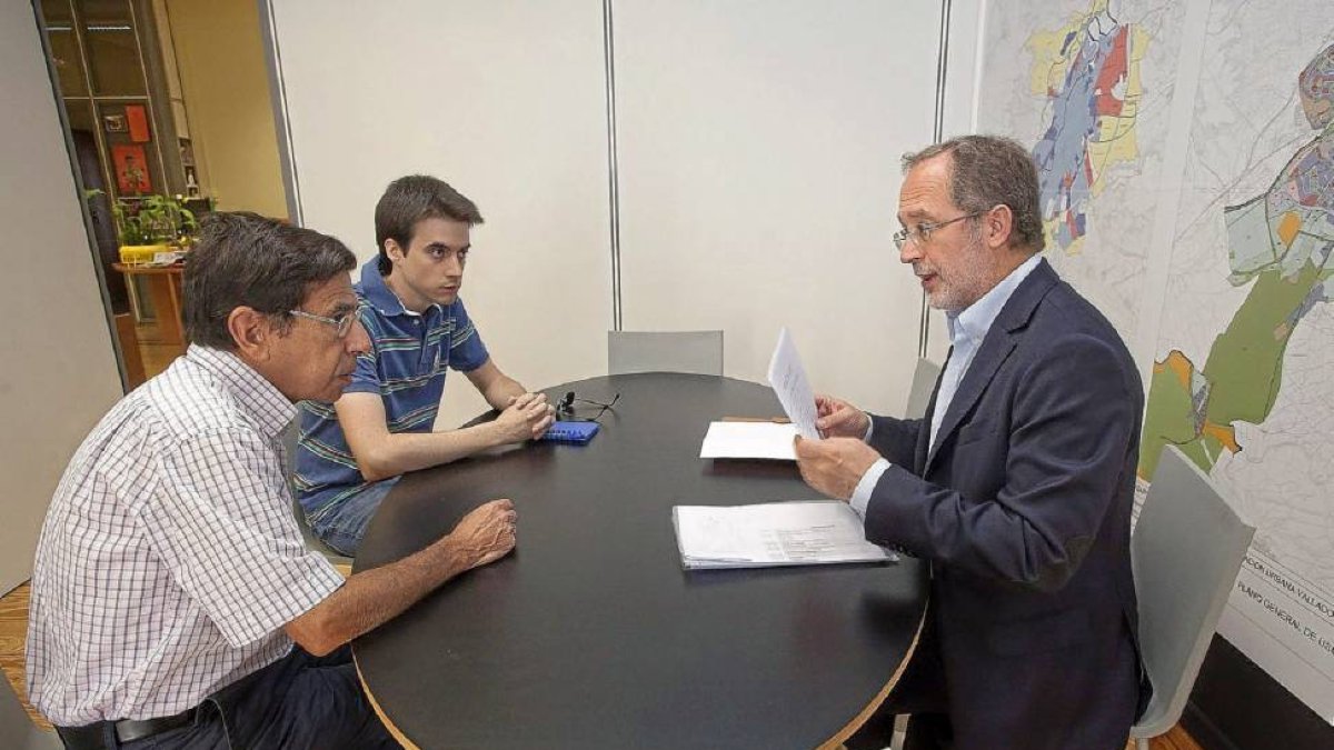 Eugenio Moreno, izquierda, y Manuel Saravia, derecha, durante la reunión.-Pablo Requejo