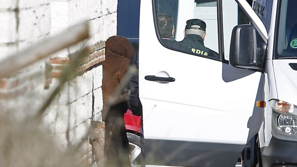 LA GUARDIA CIVIL SACA AL DETENIDO POR LA DESAPARICIÓN DE ESTHER LÓPEZ DE SU CHALÉ PARA LLEVARLO ANTE EL JUEZ. JUAN MIGUEL LOSTAU.