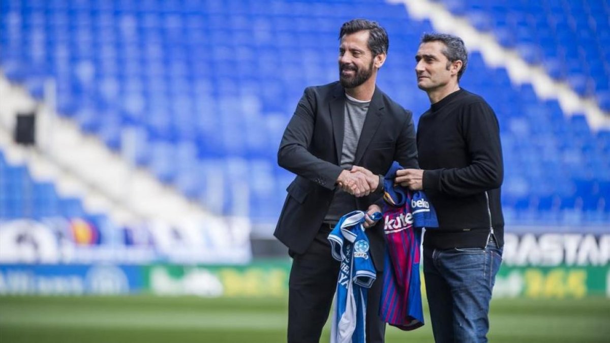 Quique Sánchez Flores y Ernesto Valverde, en el estadio de Cornellà-El Prat antes del derbi de Liga.-JORDI COTRINA