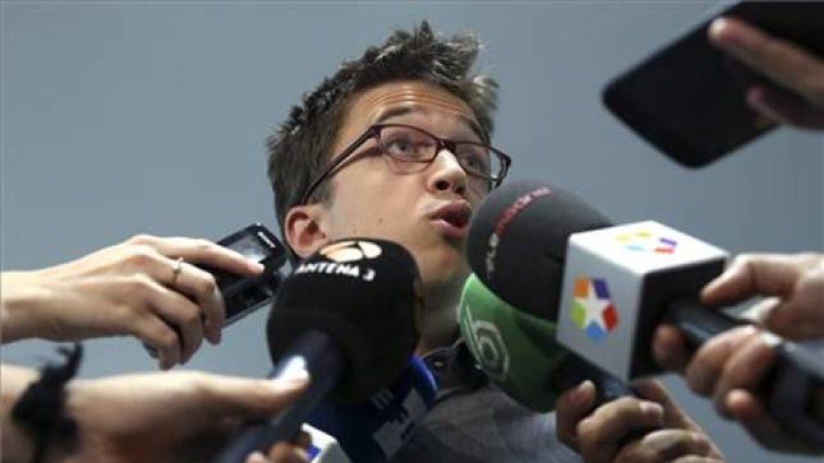 Imagen de archivo de Iñigo Errejón atendiendo a los medios.-Foto: EFE / CHEMA MOYA