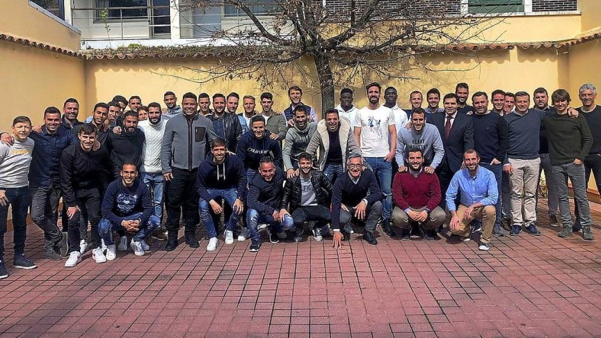 El presidente Ronaldo, el consejero Suárez, el área deportiva, los técnicos, la plantilla y algunos trabajadores se juramentaron para la permanencia.-RVCF