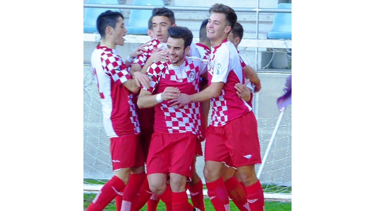 El combinado sub 18 celebra el tanto contra Aragón.-EL MUNDO