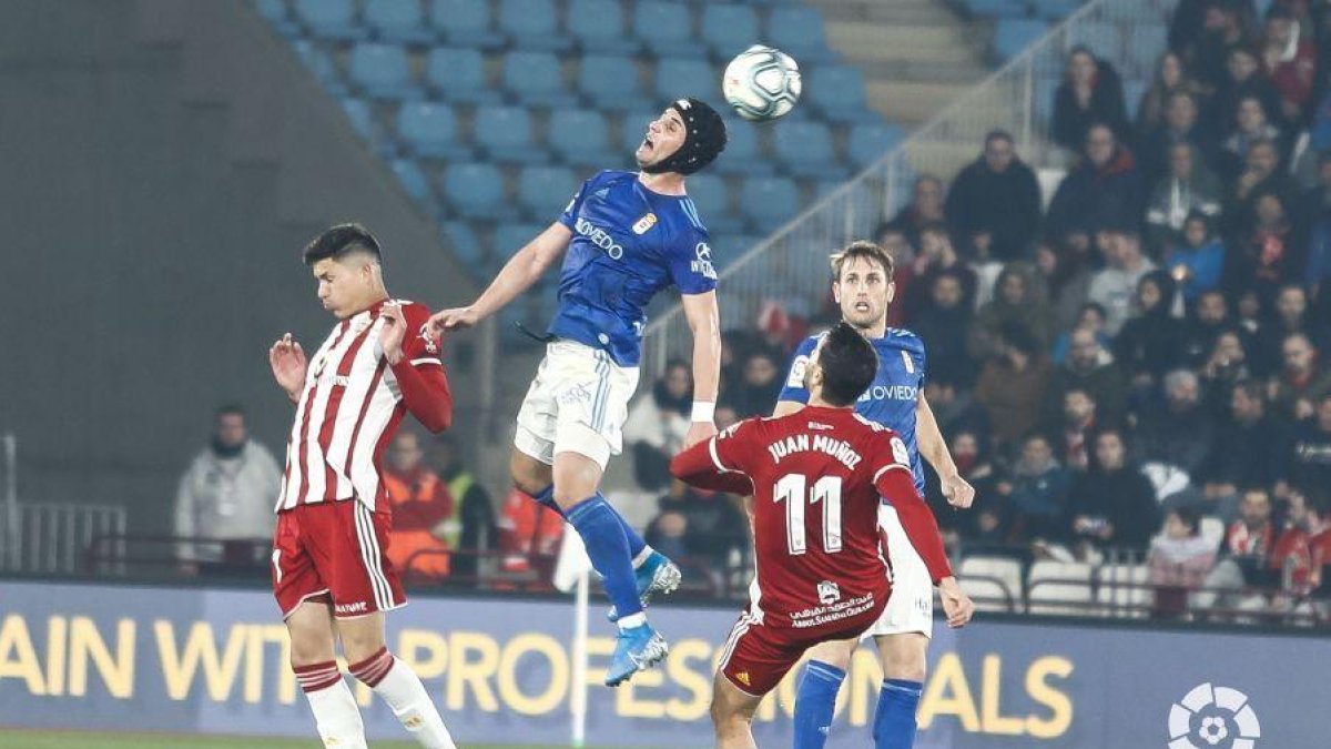 DURO ESTRENO DE LUISMI Y LUNIN. Llegar, viajar a Almería y jugar. El portero Lunin y el mediocentro Luismi (saltando) fueron titulares con el Oviedo pero no pudieron evitar la derrota por 2-0 ante los andaluces.-