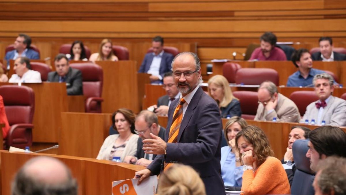 El portavoz de Ciudadanos, Luis Fuentes, se dirige al presidente de la Junta, Juan Vicente Herrera, antes de intervenir en el debate del estado de la Comunidad.-ICAL