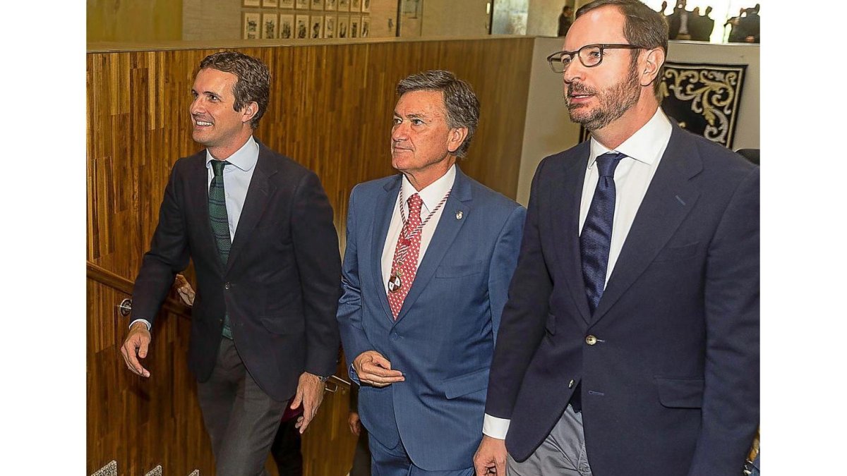 Pablo Casado, Francisco Vázquez y Javier Maroto, el día de la toma de posesión de Alfonso Fernández Mañueco.-ICAL