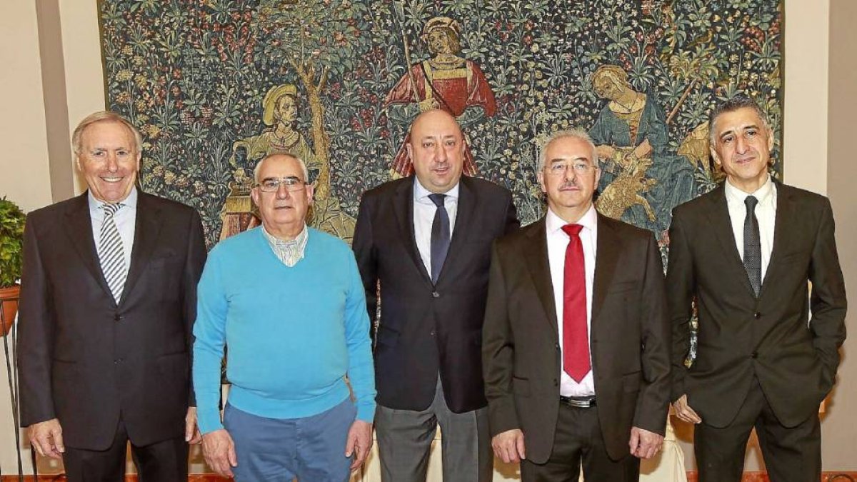 Javier Míguez, Gonzalo González (hostal Butafumeirode Mota del Marqués),  Jaime Fernández, Alfonso García (Ágora) y José María Moreno (discotea Asklepios)-J.M.Lostau