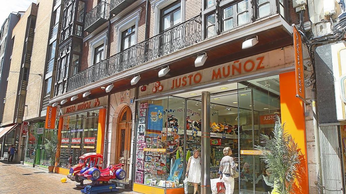 Tienda de Justo Muñoz en la calle Teresa Gil de Valladolid. -J.M. LOSTAU