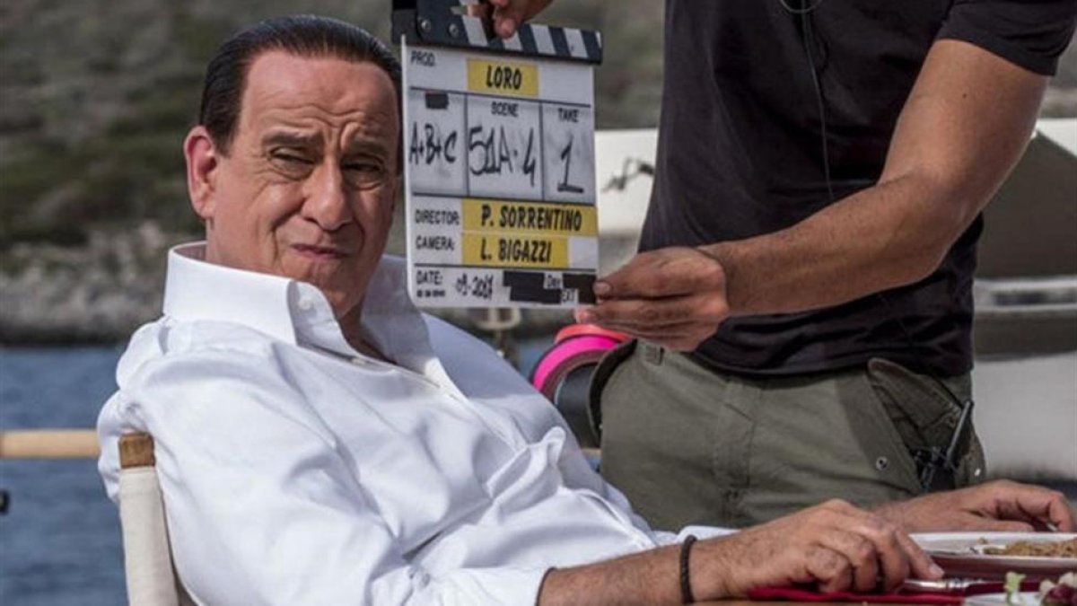 Toni Servilo, durante el rodaje de Loro, la película en la que encarna a Silvio Berlusconi.-EL PERIÓDICO