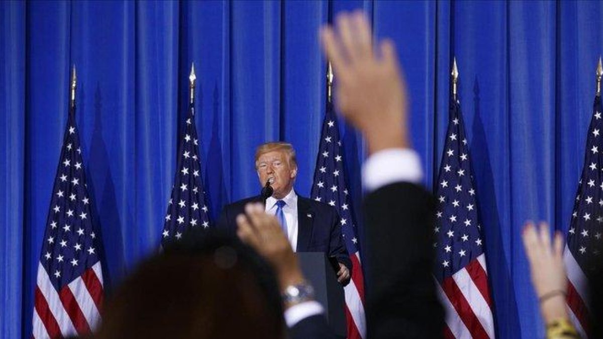 Periodistas levantan la mano para preguntar al presidente de EEUU, Donald Trump, en la rueda de prensa posterior a la clausura del G-20 en Osaka.-AP /JACQUELYN MARTIN / POOL