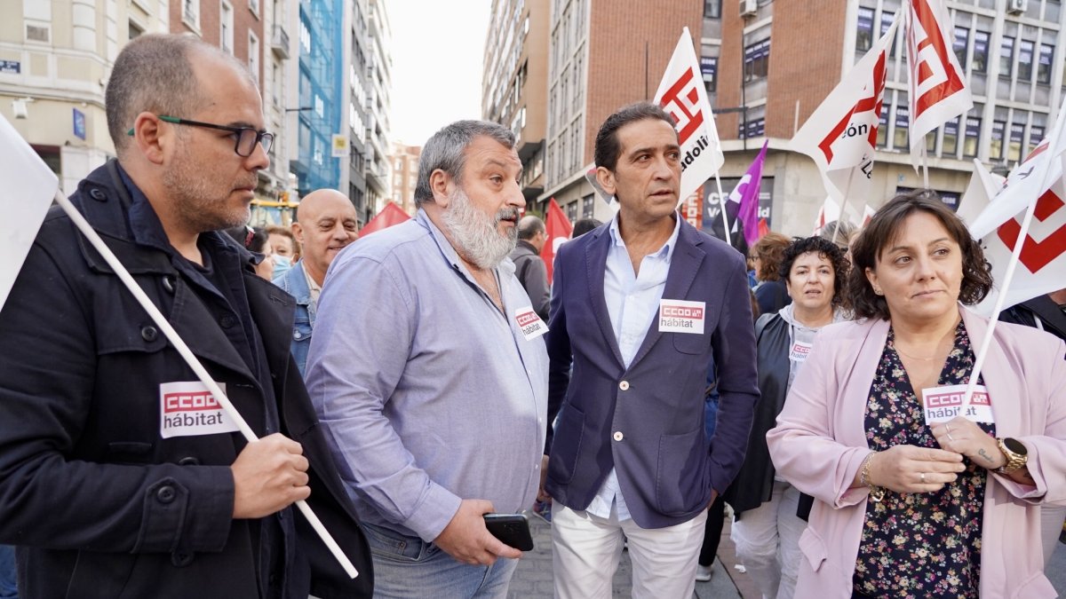 El sector de limpiezas de Valladolid se concentró para manifestar su rechazo ante la última propuesta presentada por las asociaciones empresariales del sector en la negociación del convenio de limpieza de edificios y locales.