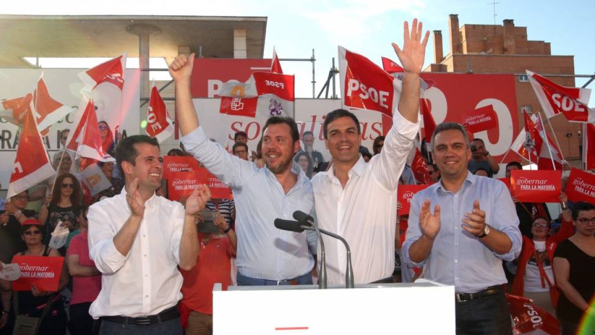 (I a D) El candidato socialista a la Presidencia, Luis Tudanca; el candidato a la Alcaldía, Óscar Puente; el secretario general del PSOE, Pedro Sánchez, y el cabeza de lista a las Cortes, Javier Izquierdo, en el mitin socialista en el barrio de la Rondill-Ical