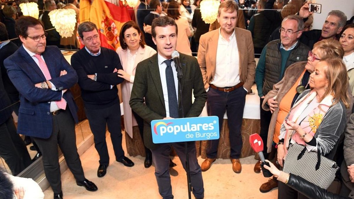 Casado, junto a cargos y simpatizantes del partido en Burgos.-ICAL