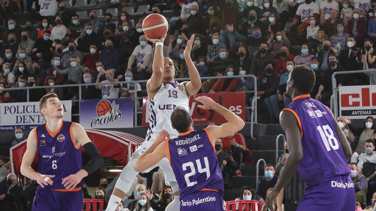 Pantzar lanza ante el veterano Dani Rodríguez en el derbi jugado en Palencia. / LOFfoto Manuel Brágimo