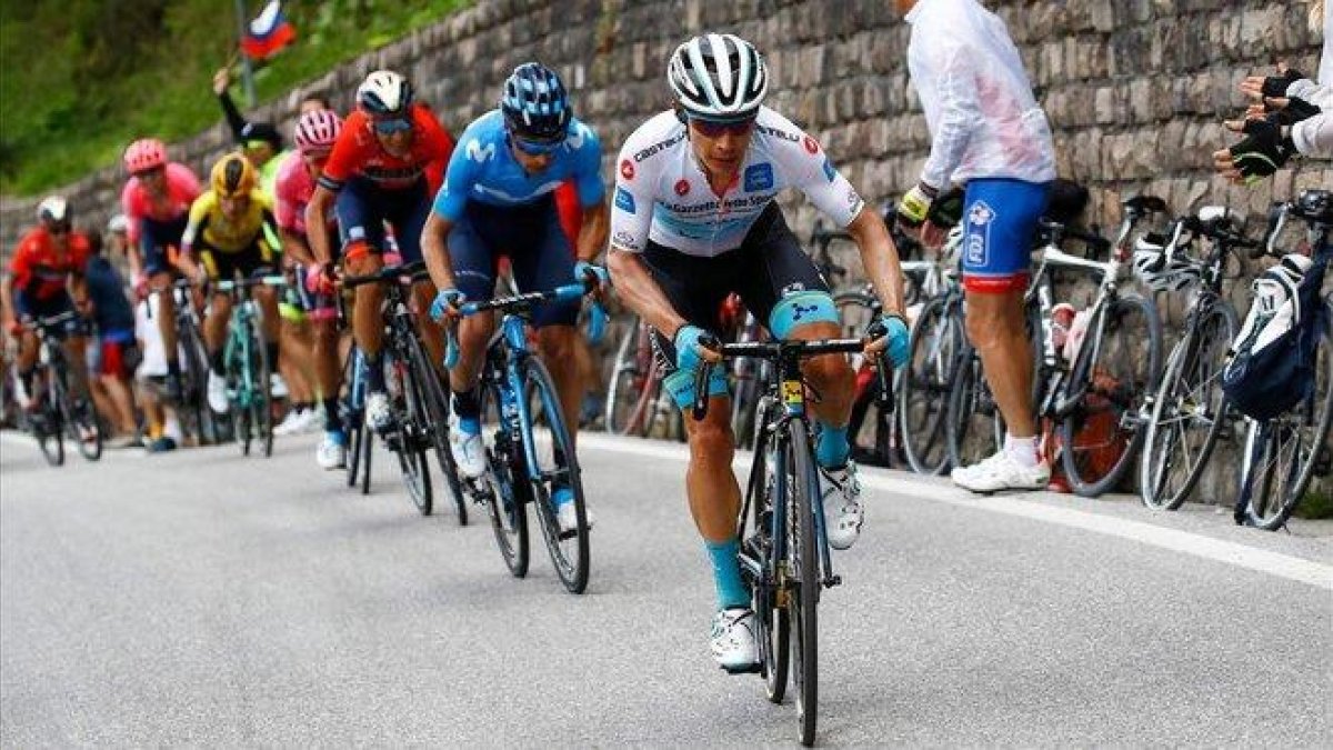 Superman López parte del grupo de favoritos ante la mirada de Landa, primero de la fila.-AFP
