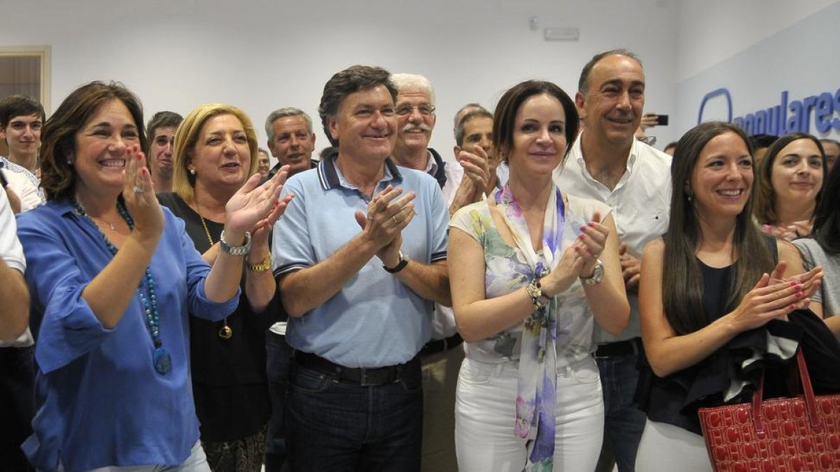 Los candidatos del PP de Segovia celebran los resultados en la sede del partido.-ICAL