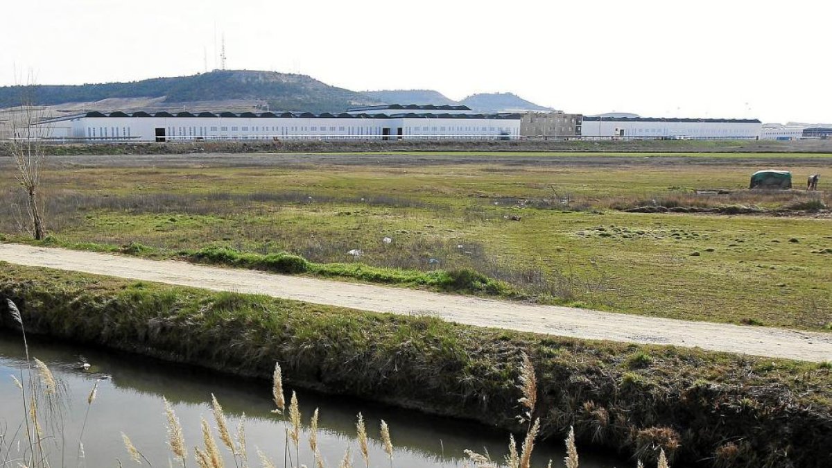 Terrenos del plan parcial Ciudad Jardín San Isidro, destinados a viviendas, con los talleres de Renfe al fondo.-J.M.LOSTAU