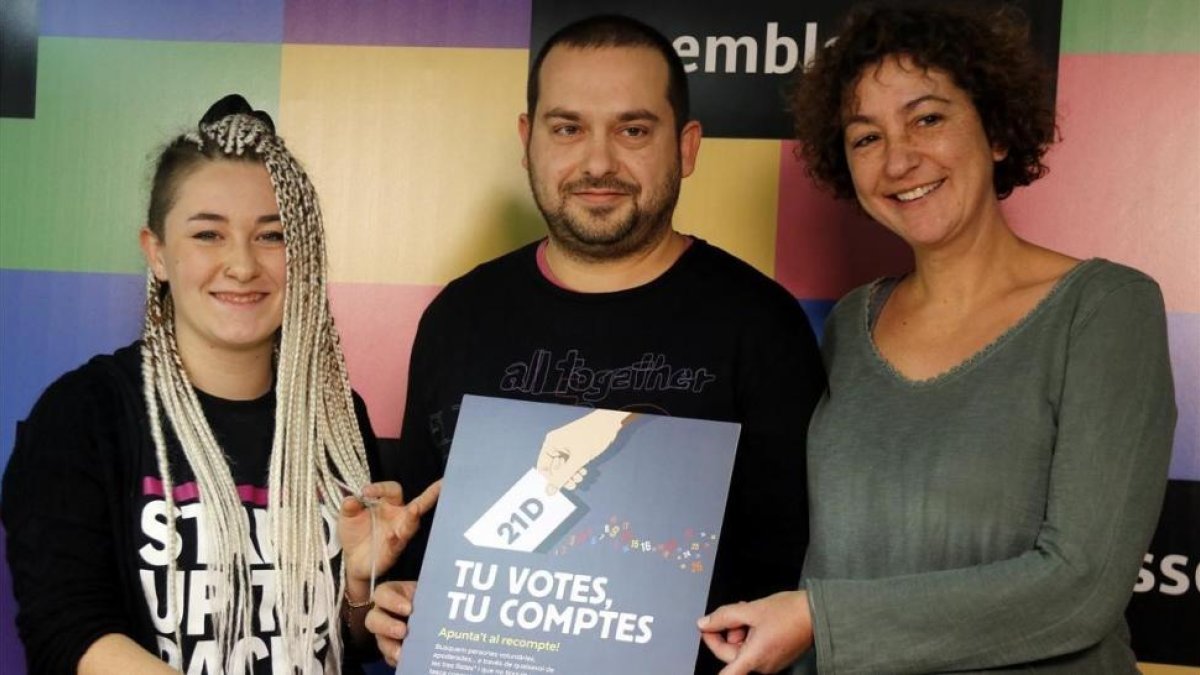 De izquierda a derecha, Maria Morante (CDR), Jordi Pairó (ACN) y Maria Ballester (CUP), en la presentación de la campaña Tu votes, tu comptes.-JORDI PUJOLAR (ACN)