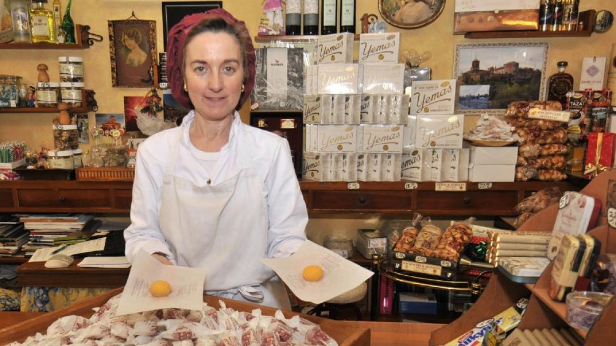 Celina Almarza es la heredera de una larga tradición repostera en Almazán en la que las yemas y las paciencias se han convertido en símbolos. No obstante hay muchos más productos, eso sí, siempre apostando por el ingrediente puro local, provincial-VALENTÍN GUISANDE
