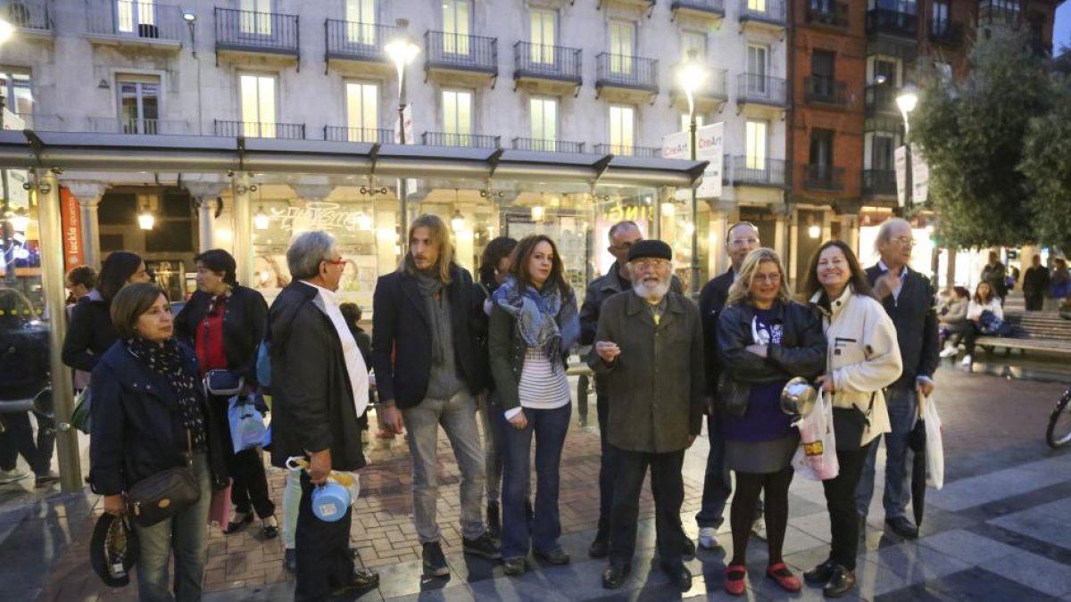 El portavoz del grupo parlamentario y secretario general de Podemos Castilla y León, Pablo Fernández, participa en una protesta de su partido contra la 'Pobreza energética' en la plaza de Fuente Dorada de Valladolid-ICAL