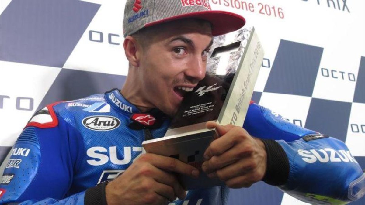 Maverick Viñales muerde el trofeo de Silverstone 'a lo Rafa Nadal'.-EMILIO PÉREZ DE ROZAS