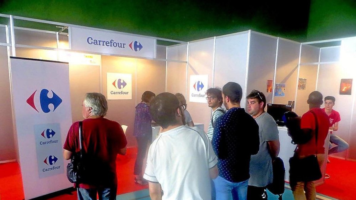 Un grupo de participantes en la Feria del Empleo de Santovenia, ayer.-EL MUNDO