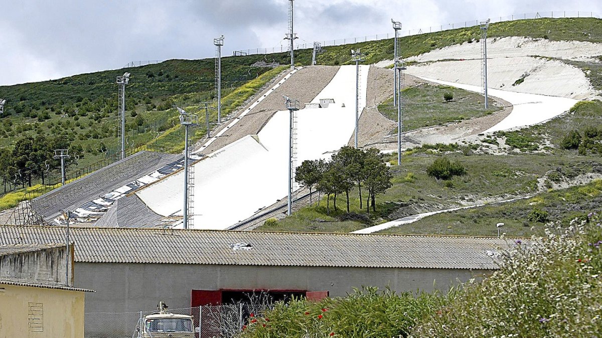 Instalaciones del fallido proyecto ‘Meseta Ski’ de Villavieja del Cerro, en una imagen de archivo. / ICAL