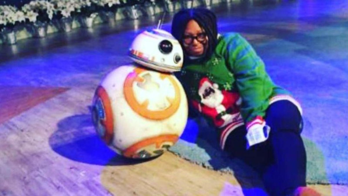 Whoopi Goldberg lanza una colección de jerséis inspirados en la Navidad.-INSTAGRAM