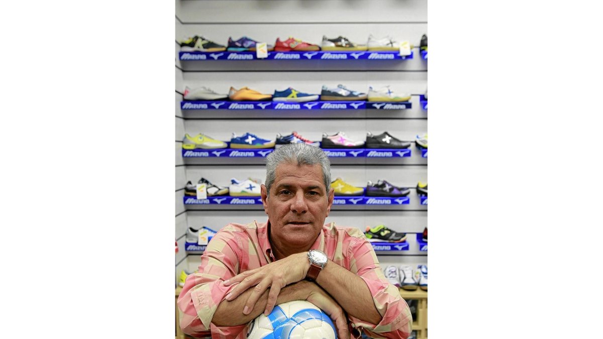 Chema Rodríguez posa en su tienda de deportes.-J. M. LOSTAU