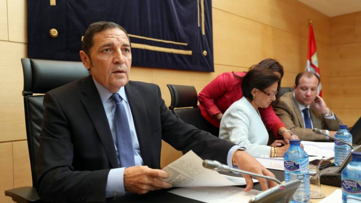 El consejero de Sanidad, Antonio Sáez, comparece en las Cortes para explicar su programa de legislatura-Ical