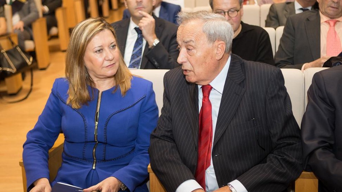 La consejera de Economía y Hacienda, Pilar del Olmo, y el presidente del Consejo Regional de Cámaras, Fernando Escobillas, clausuran el acto de graduación de los másteres en Gestión del Comercio Exterior 2015-Ical