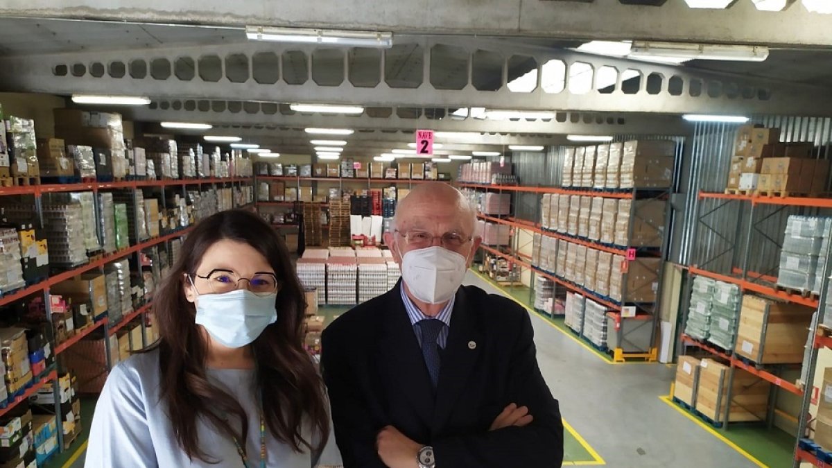 Gema Gómez y Jesús Mediavilla en las instalaciones del Banco de Alimentos. - E.P.