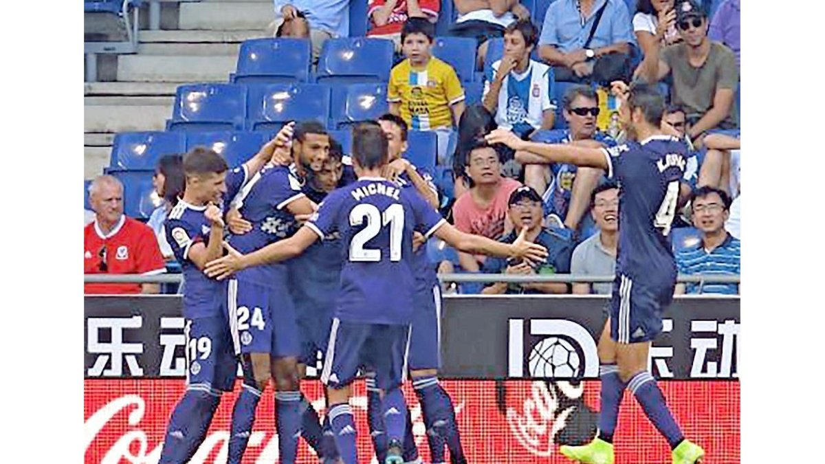 Los jugadores del Real Valladolid se apiñan para celebrar el 0-2 obra Plano.-PHOTO-DEPORTE