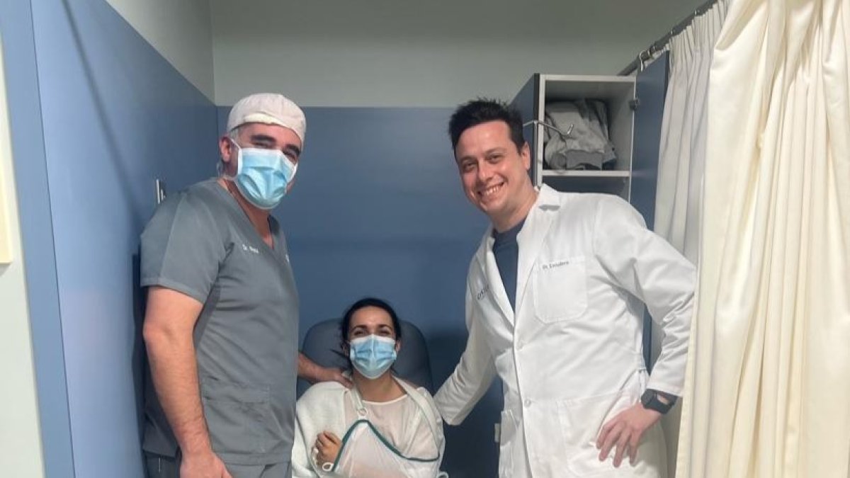 Elba, entre los doctores Nistal y Escudero.