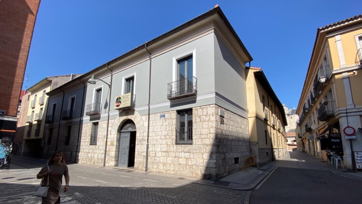 Casa Revilla entre las calles Torrecilla y Fray Luis de Granada.-J.M. LOSTAU