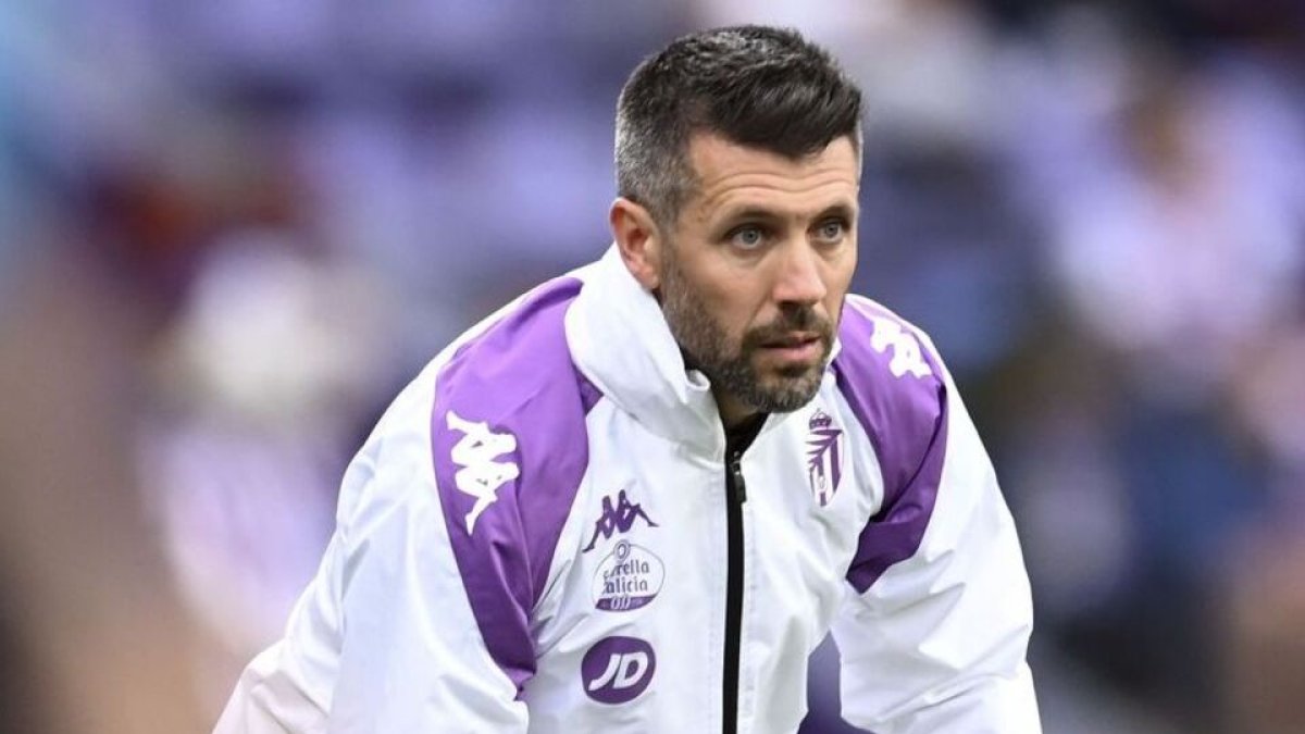 Pezzolano en la banda durante el partido ante el Cartagena / LALIGA
