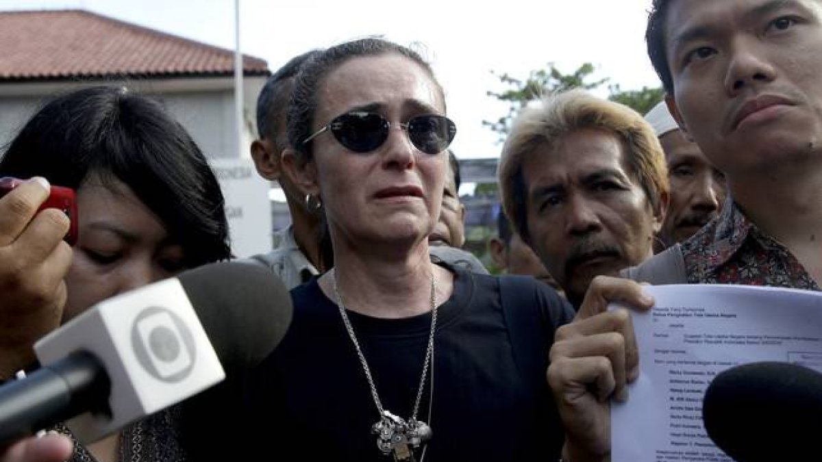 Angelita Muxfeldt, en el centro, la prima de Rodrigo Gularte, el brasileño condenado a muerte.-Foto: Tatan Syuflana / AP / TATAN SYUFLANA